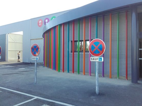 Devanture de magasin galvanisée et peinte